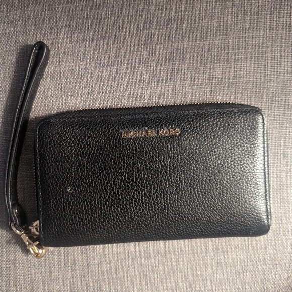 Michael Kors Continental Wristlet - Picture 1 of 3